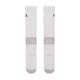 Et par hvide Nike Ed Elvd Crew Socks (unisex) i Photon Dust/College Grey med grå hæl/tå, lille sort trekantlogo øverst og DRI-FIT L G-tekst nederst. Strømperne er lagt fladt ved siden af hinanden.