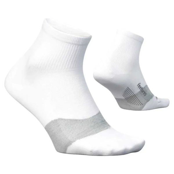 To Feetures Elite Ultra Light Quarter unisex-sokker i hvidt er afbilledet på en ensfarvet baggrund. Den ene sok er placeret i en vinkel for at fremhæve ankelkanten, mens den anden viser sålen og en del af designet med diskrete grå detaljer på tåen og hælen. Disse ultralette løbestrømper er udstyret med den innovative Sock-Lock-teknologi, der sikrer bedre pasform og komfort under hver eneste løbetur.