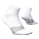To Feetures Elite Ultra Light Quarter unisex-sokker i hvidt er afbilledet på en ensfarvet baggrund. Den ene sok er placeret i en vinkel for at fremhæve ankelkanten, mens den anden viser sålen og en del af designet med diskrete grå detaljer på tåen og hælen. Disse ultralette løbestrømper er udstyret med den innovative Sock-Lock-teknologi, der sikrer bedre pasform og komfort under hver eneste løbetur.