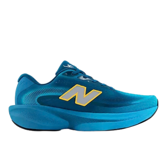 Blå New Balance Freshfoam Ellipse, herre, Altitude x NYC Marathon-løbesko med en tyk mellemsål og et gult logo på siden.