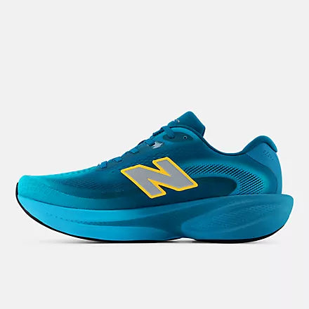Teal Freshfoam Ellipse, Dame, Altitude x NYC Marathon-løbesko med en tyk, buet mellemsål og et sølvfarvet logo med gul kontur.