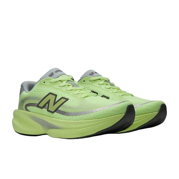 Et par New Balance FreshFoam Ellipse Dame løbesko i Afterglow/Lone Star Grey med en lysegrøn overdel med grå detaljer, sorte såler og markante N-logoer. Skoene er placeret side om side, vinklet lidt til højre.