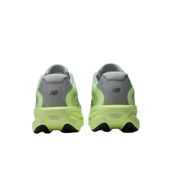 Et par New Balance FreshFoam Ellipse løbesko herre i Afterglow/Lone Star Grey, set bagfra med lysegrønne Fresh Foam X-såler og grå overdel med mørkegrå logoer - en kombination af ydeevne, komfort og enestående stil.