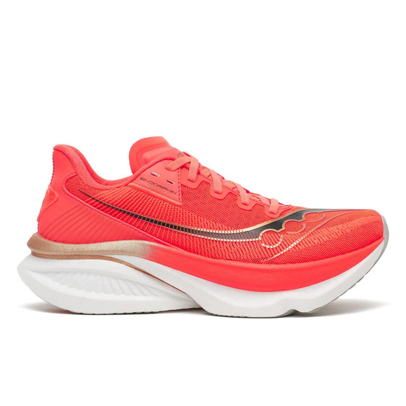 En Saucony Endorphin Azura dame-løbesko i farven Vizired, med en knaldrød overdel med sorte og sølvfarvede detaljer, en hvid sål og et buet hæl-design med responsiv PWRRUN PB-støddæmpning, vist i sideprofil på en ensfarvet hvid baggrund.