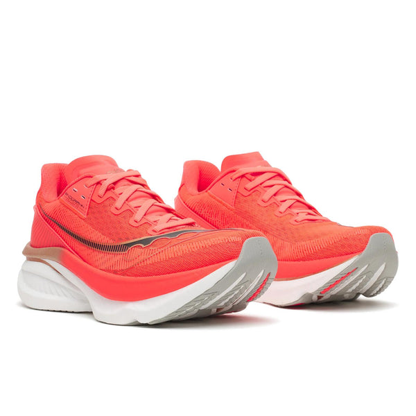 Et par Saucony Endorphin Azura Dame-løbesko i den livlige Vizired-farve, udstyret med avanceret PWRRUN PB-støddæmpning og karakteristiske hvide og grå såler, vises set fra et diagonalt forfra-perspektiv foran en ensfarvet hvid baggrund.