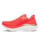 Saucony Endorphin Azura Dame i Vizired har en overdel i netstof i en levende koralfarve, en tyk hvid sål og gulddetaljer over mellemsålen. Denne løbesko er designet med synlige snørehuller og en lavt skåret silhuet og er udstyret med PWRRUN PB-støddæmpning, der giver forbedret respons. Vist set fra siden på hvid baggrund.