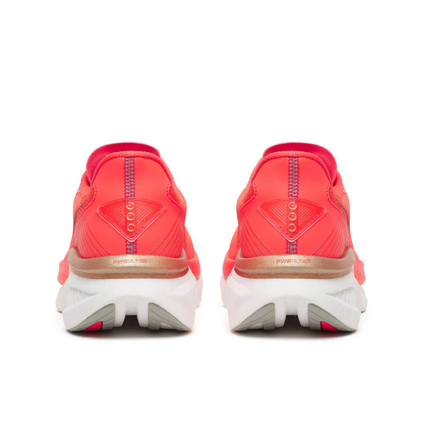Et par farvestrålende Vizired Saucony Endorphin Azura dame-løbesko set bagfra, med hvide mellemsåler og lyserøde detaljer på sålerne. PWRRUN-logoet er synligt på hælområdet på hver sko, hvilket understreger deres tilknytning til Sauconys innovative Endorphin Azura-serie.