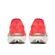 Et par farvestrålende Vizired Saucony Endorphin Azura dame-løbesko set bagfra, med hvide mellemsåler og lyserøde detaljer på sålerne. PWRRUN-logoet er synligt på hælområdet på hver sko, hvilket understreger deres tilknytning til Sauconys innovative Endorphin Azura-serie.