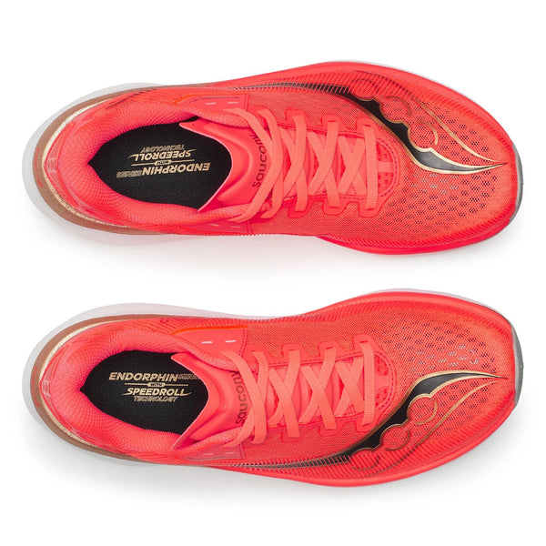 Oversigtsbillede af et par Saucony Endorphin Azura dame-løbesko i Vizired-farvevarianten, med en lys orange overdel med sorte og guldfarvede detaljer samt hvide såler. Indlægssålerne er mærket med »Endorphin Speedroll Technology«, og skoene er udstyret med avanceret PWRRUN PB-støddæmpning. Placeret side om side med tæerne pegende mod højre.