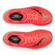 Oversigtsbillede af et par Saucony Endorphin Azura dame-løbesko i Vizired-farvevarianten, med en lys orange overdel med sorte og guldfarvede detaljer samt hvide såler. Indlægssålerne er mærket med »Endorphin Speedroll Technology«, og skoene er udstyret med avanceret PWRRUN PB-støddæmpning. Placeret side om side med tæerne pegende mod højre.