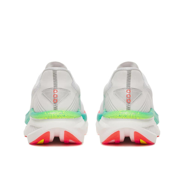 Et par Saucony Endorphin Azura Dame-sneakers i farvekombinationen hvid/multi set bagfra, med detaljer i blågrøn og neongrøn, røde cirkler og lyserøde/gule såler. Inspirerende design med responsiv PWRRUN PB-skum-støddæmpning.