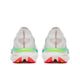 Et par Saucony Endorphin Azura Dame-sneakers i farvekombinationen hvid/multi set bagfra, med detaljer i blågrøn og neongrøn, røde cirkler og lyserøde/gule såler. Inspirerende design med responsiv PWRRUN PB-skum-støddæmpning.