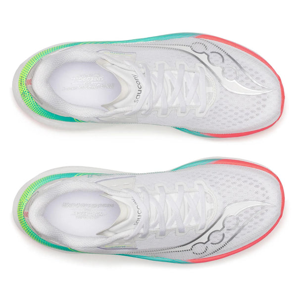 Et billede set ovenfra af Saucony Endorphin Azura-løbesko til kvinder i hvid/multi viser en overdel i mesh, detaljer i blågrøn og limegrøn på hælen, koralrøde accenter på tåen, PWRRUN PB-skum for ekstra komfort samt Saucony-logoer på siderne.