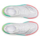 Et billede set ovenfra af Saucony Endorphin Azura-løbesko til kvinder i hvid/multi viser en overdel i mesh, detaljer i blågrøn og limegrøn på hælen, koralrøde accenter på tåen, PWRRUN PB-skum for ekstra komfort samt Saucony-logoer på siderne.