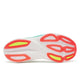 Billedet viser sålen på Saucony Endorphin Azura, Dame, hvid/multifarvet. Den hvide sål har røde og gule detaljer, adskillige riller, der sikrer godt greb, strukturerede områder samt PWRRUN PB-skum-støddæmpning, der sikrer komfort.