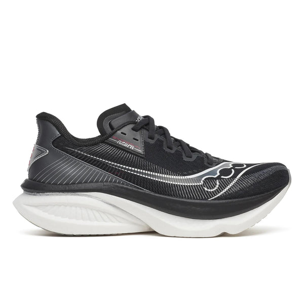 Saucony Endorphin Azura til mænd i sort/hvid har en tyk hvid sål med PWRRUN PB-støddæmpning, en åndbar overdel i mesh, dekorative sidelinjer og karakteristisk logo.