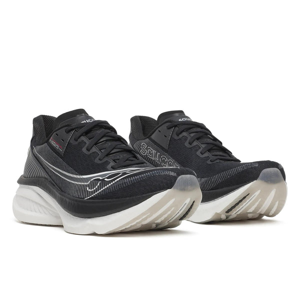 Et par Saucony Endorphin Azura-løbesko til mænd i sort/hvid med sort mesh-overdel, hvide detaljer og tykke, polstrede hvide såler, vist side om side på en ensfarvet hvid baggrund.