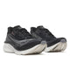Et par Saucony Endorphin Azura-løbesko til mænd i sort/hvid med sort mesh-overdel, hvide detaljer og tykke, polstrede hvide såler, vist side om side på en ensfarvet hvid baggrund.