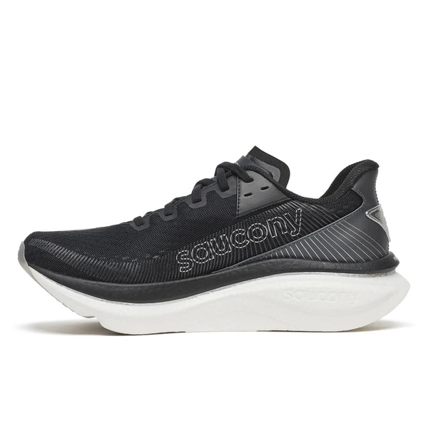 Saucony Endorphin Azura herresko i sort/hvid har en overdel i mesh, snørebånd, en tyk hvid sål med PWRRUN PB-støddæmpning og et logo på siden. Vist set fra siden på hvid baggrund.