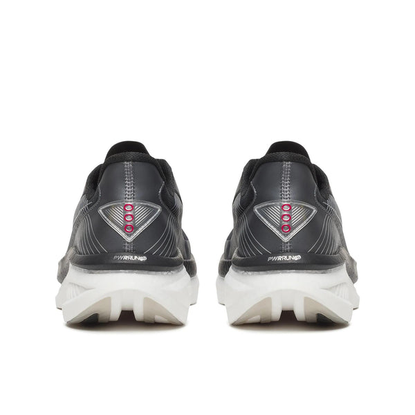 Et par Saucony Endorphin Azura-sko til mænd i sort/hvid vises set bagfra på en hvid baggrund. De har hvide såler, reflekterende detaljer og små røde accenter ved hælen.