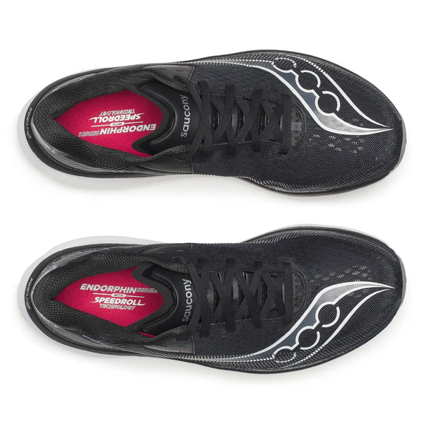 Set ovenfra: Et par Saucony Endorphin Azura herreløbesko i sort/hvid med hvide og sølvfarvede detaljer, sorte snørebånd og mørkrosa indlægssåler med påskriften »Endorphin Speedroll Technology« og »PWRRUN PB«.