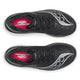Set ovenfra: Et par Saucony Endorphin Azura herreløbesko i sort/hvid med hvide og sølvfarvede detaljer, sorte snørebånd og mørkrosa indlægssåler med påskriften »Endorphin Speedroll Technology« og »PWRRUN PB«.