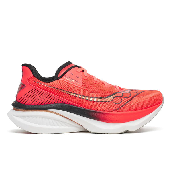 Saucony Endorphin Azura, Herre, i farvekombinationen Vizired/Black har en levende rød overdel med sorte og orange detaljer og er udformet med en tyk hvid og sort sål med den responsiv PWRRUN PB-støddæmpning. Skoen har snørelukning og vises her i et sidebillede på en ensfarvet hvid baggrund.