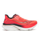 Saucony Endorphin Azura, Herre, i farvekombinationen Vizired/Black har en levende rød overdel med sorte og orange detaljer og er udformet med en tyk hvid og sort sål med den responsiv PWRRUN PB-støddæmpning. Skoen har snørelukning og vises her i et sidebillede på en ensfarvet hvid baggrund.