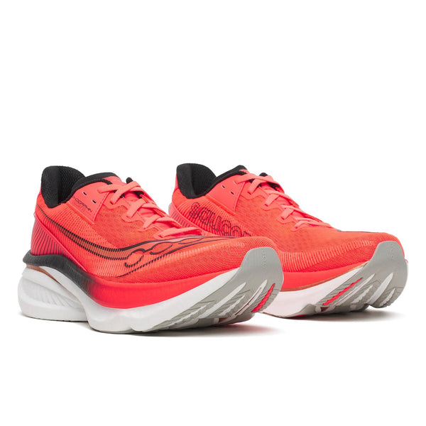Et par Saucony Endorphin Azura-løbesko til mænd i farvekombinationen Vizired/Black er afbilledet side om side på en hvid baggrund. Skoene har en levende orange overdel med sorte og grå detaljer, tykke hvide såler med PWRRUN PB-støddæmpning og en let opadgående kurve ved tæerne.