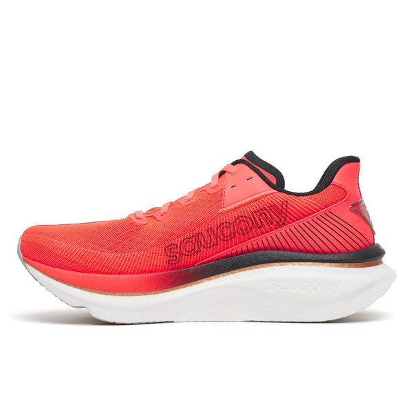 Et par Saucony Endorphin Azura herresko i farven Vizired/Black, der fremviser en markant rød overdel med sorte detaljer og en tyk hvid sål med PWRRUN PB-støddæmpning, vist i sideprofil på en ensfarvet hvid baggrund.