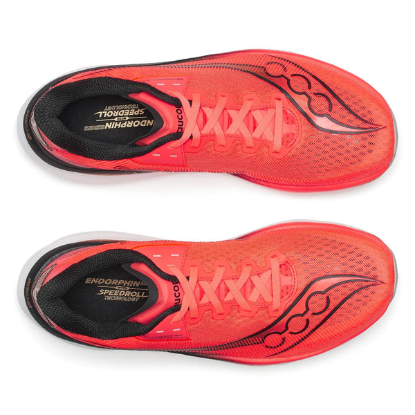 Oversigtsbillede af et par Saucony Endorphin Azura løbesko til herre i farvekombinationen Vizired/Black, med en lys orange overdel med sorte detaljer og hvide mellemsåler. Disse sportslige løbesko er forsynet med Saucony-logoet, har PWRRUN PB-støddæmpning, der sikrer enestående energiretur, samt »Endorphin Speedroll Technology« i indlægssålerne. Dette dynamiske design byder på både ydeevne og stil til dedikerede løbere.