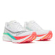 Saucony Endorphin Azura herreløbesko i farvekombinationen White/Multi med detaljer i teal, gul og koral, tykke PWRRUN PB-såler og overdel i mesh. Koral-gule mønstre og et stiliseret logo fuldender looket.