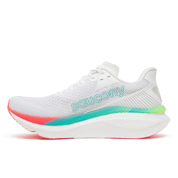 Saucony Endorphin Azura Herre-løbeskoen i farvekombinationen hvid/multi har en åndbar overdel i mesh, en tyk, polstret sål, responsiv PWRRUN PB-støddæmpning, detaljer i neongrøn og blågrøn på mellemsålen samt en koralrosa ydersål.