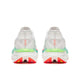 Saucony Endorphin Azura herresko i farven White/Multi ses her set bagfra med grønne, gule og koralfarvede detaljer på hælen, en netlignende struktur, PWRRUN PB-støddæmpning og tre cirkulære detaljer på hælflappen.