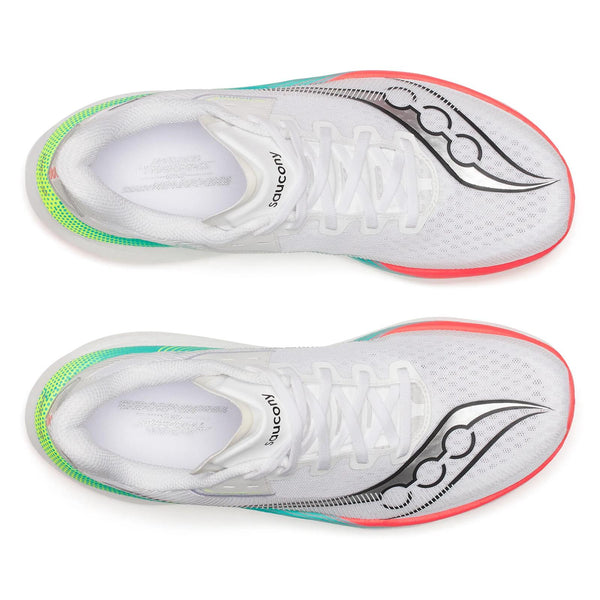 Ovenfra-billede af Saucony Endorphin Azura herreløbesko i farvekombinationen White/Multi, placeret side om side på en hvid baggrund. Med sorte Saucony-logoer, grønne detaljer på hælen, lyserøde detaljer på tåen og PWRRUN PB-støddæmpning.