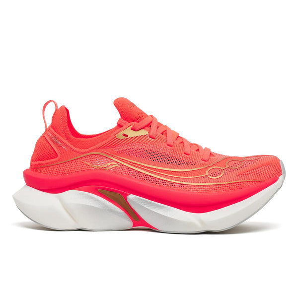 Saucony Endorphin Elite 3 Unisex er en iøjnefaldende konkurrencesko fra Vizired med en åndbar overdel i mesh, guldlogoer, en tyk hvid og lyserød skumsål med en responsiv carbonplade samt matchende koralfarvede snørebånd. Skoen vises i et sidebillede på en ensfarvet hvid baggrund.