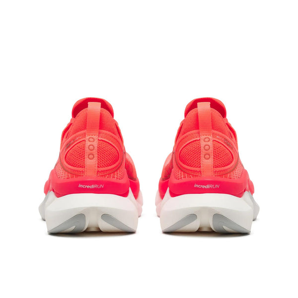 Et par Saucony Endorphin Elite 3 unisex-sneakers i den livlige Vizired-farvekombination ses her set bagfra. Disse sportssko har trækflapper, overdel i mesh og hvide såler med grå detaljer, der vidner om et højtydende design. Ordet »incrediRUN« er trykt på hver hæl, hvilket hentyder til den innovative CarbonPlade-teknologi, der ofte findes i avancerede modeller som disse.