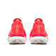 Et par Saucony Endorphin Elite 3 unisex-sneakers i den livlige Vizired-farvekombination ses her set bagfra. Disse sportssko har trækflapper, overdel i mesh og hvide såler med grå detaljer, der vidner om et højtydende design. Ordet »incrediRUN« er trykt på hver hæl, hvilket hentyder til den innovative CarbonPlade-teknologi, der ofte findes i avancerede modeller som disse.