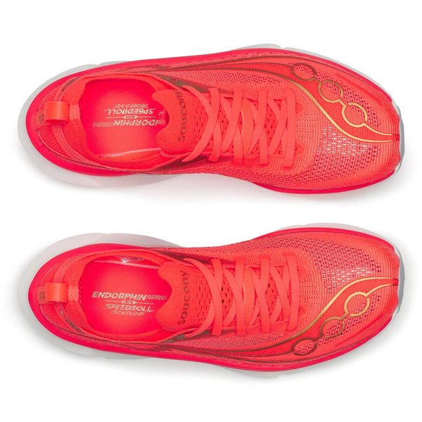 To knaldrøde (Vizired) Endorphin Elite 3-løbesko fra Saucony ses set ovenfra. Disse unisex-konkurrencesko har orange detaljer, overdel i mesh og synlige snørebånd. Skoene er udstyret med en kulstofplade, der giver ekstra fremdrift, og indlægssålerne bærer både Endorphin Speedroll- og Saucony-logoet. Skoene er placeret parallelt med hinanden på billedet.