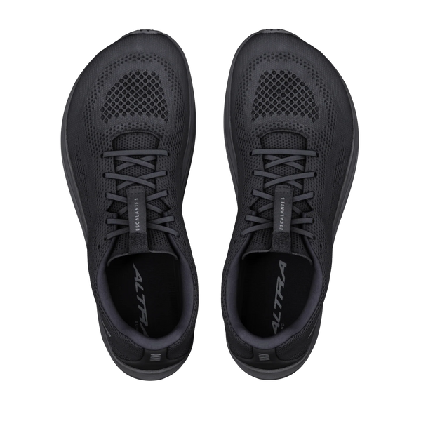 Et par Altra Escalante 5 herreløbesko i farven Black/Black/Black ses her set ovenfra, med en åndbar overdel i mesh, sorte snørebånd og et markant ALTRA-logo på indersålerne og tungen. Placeret side om side på en hvid baggrund er disse løbesko designet til at give en naturlig løbeoplevelse, der sikrer optimal komfort og ydeevne.