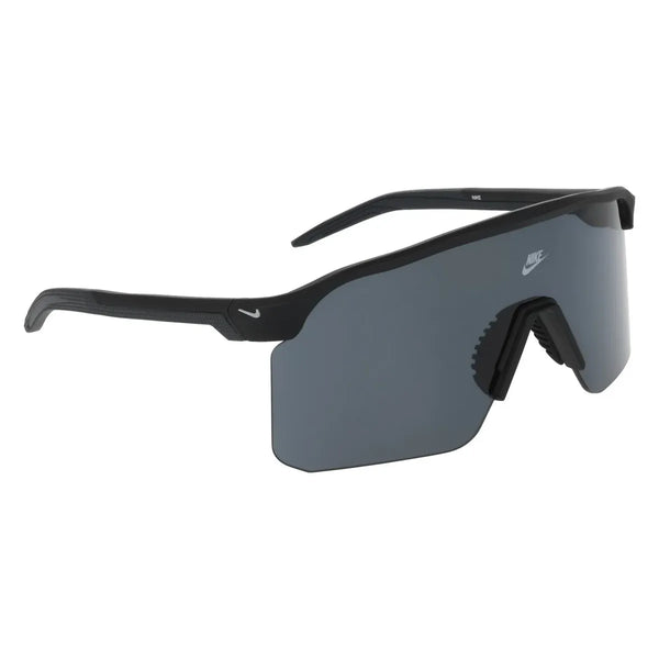 Nike Expedition Shield-solbrillerne i mat sort/grå har et enkelt stort mørkt tonet glas, wraparound-design og UVA- og UVB-beskyttelse - ideelle til udendørs aktiviteter. Nike-logo på øverste højre side.