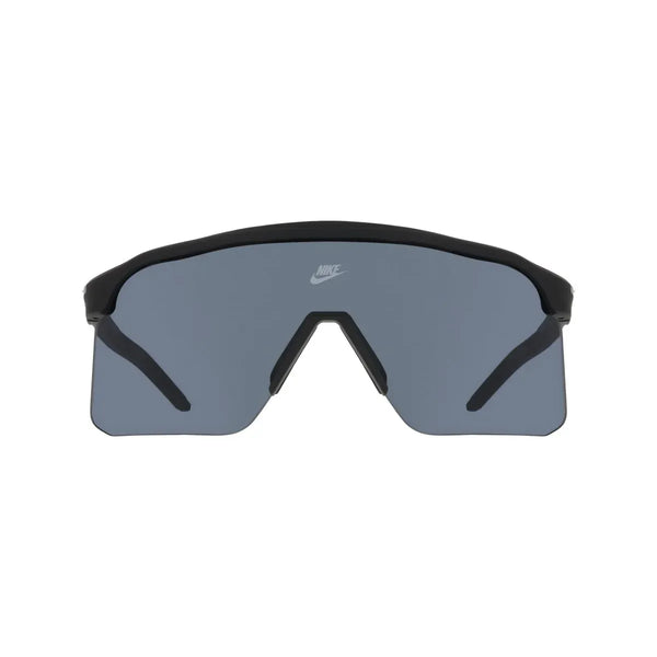 Nike Expedition Shield solbriller i mat sort med gråt glas har en enkelt bred linse og sort stel. Det vinklede wraparound-design giver smart løbestil, UVA- og UVB-beskyttelse samt Nike-logo øverst på linsen.