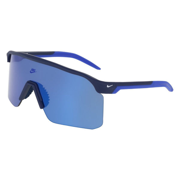 Nike Expedition Shield sportssolbriller i Matte Blue Void/Blue Mirror har et bredt spejlglas, mørkeblåt stel, UV-beskyttelse og diskrete Nike-logoer - perfekt som solbriller til sport.