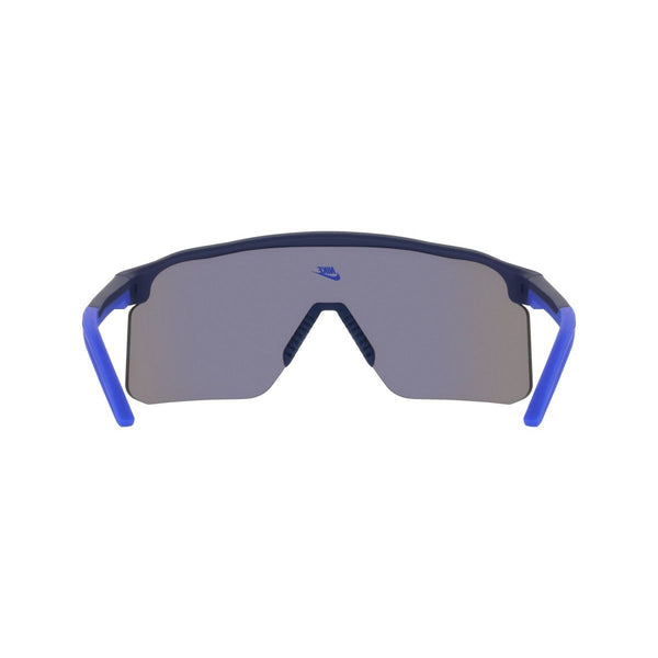Forsiden af Nike Expedition Shield-solbrillerne i Matte Blue Void/Blue Mirror med et enkelt bredt gråt glas, blåt stel og stænger, UV-beskyttelse og et lille Nike-logo over næseryggen.