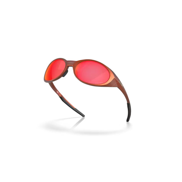 Oakley Eye Jacket Redux sportssolbriller i Fire Orange med Prizm Trail Torch red spejlede ovale glas, brunt stel og sorte tindingsspidser, vist mod en almindelig hvid baggrund.
