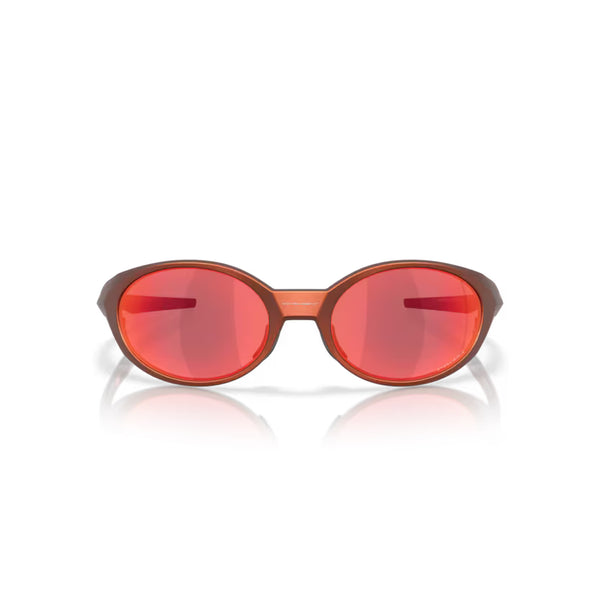 Oakleys Eye Jacket Redux-solbriller i Fire Orange med Prizm Trail Torch-glas er vist mod en almindelig hvid baggrund.