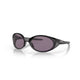 Et par Oakley Eye Jacket Redux solbriller i mat sort, med Prizm Grey linser og glatte ovale stel med en subtil metallisk detalje nær tindingen, vist på en hvid baggrund.