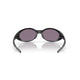 Et par Oakley Eye Jacket Redux-solbriller i Matte Black med Prizm Grey-glas er vist forfra på en hvid baggrund, med armene let åbne og en refleksion synlig nedenunder.
