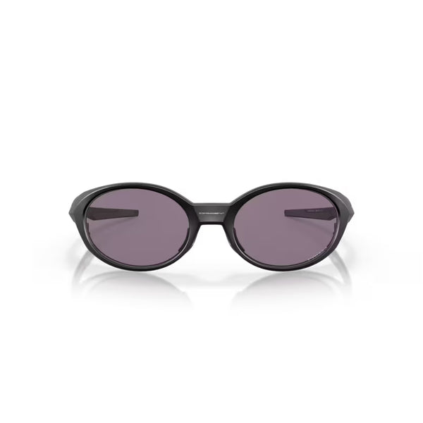 Forsiden af Oakley Eye Jacket Redux-solbriller i Matte Black med Prizm Grey-glas, med mørke, runde glas mod en almindelig hvid baggrund.