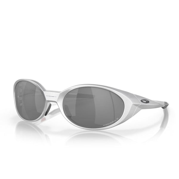 Oakley Eye Jacket Redux-solbrillerne i sølv med Prizm Black Polarized-glas har et tykt ovalt stel og Oakley-logo på tindingen, der vises på en hvid baggrund med en subtil refleksion.